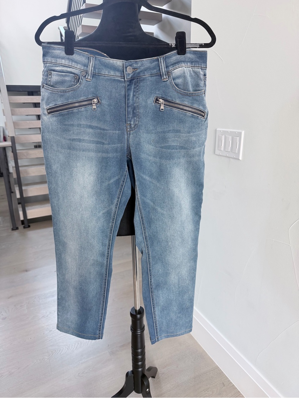 Kenneth Cole Light Blue Washed Cropped Jeans Capri w Front Zip Pockets size 12
